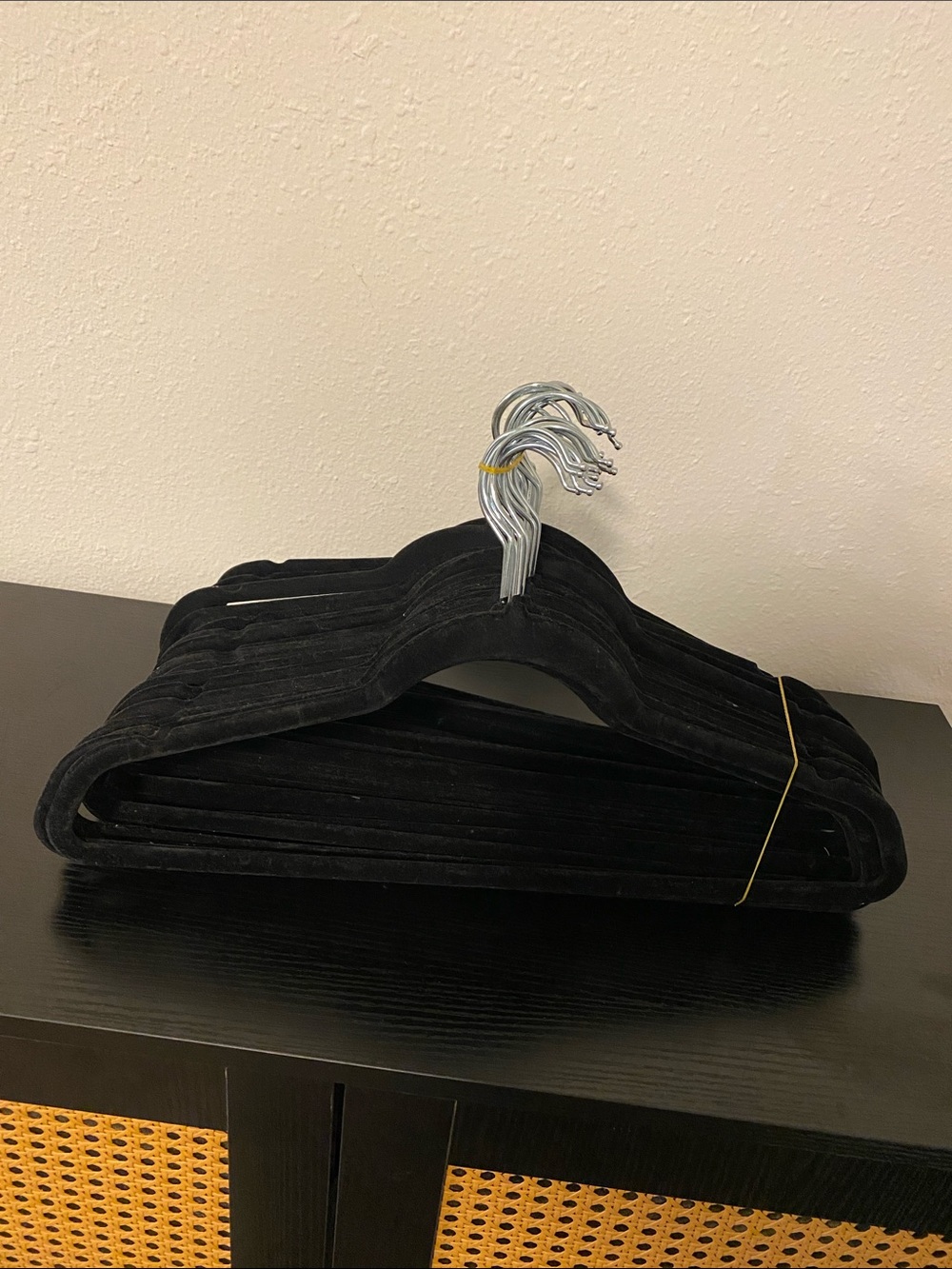 24 Black Velvet Non-Slip Clothing Hangers - Set